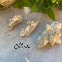 Chlorit Quarz Rohkristall - Roher Edelstein von MontysRocks