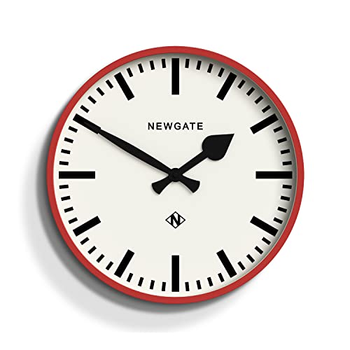 NEWGATE® Number Three Eisenbahn Wanduhr – Runde Uhr – Küchenuhr – Uhren für Wohnzimmer – Bürouhr – Modernes Gehäuse – Markierungszifferblatt – Bahnhofsuhr (Feuerwehrrot) von NEWGATE