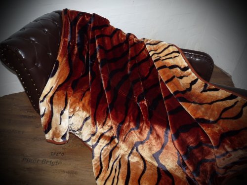 Natur-Fell-Shop Kuscheldecke Tagesdecke Decke Tiger - Look 160x200cm von Natur-Fell-Shop