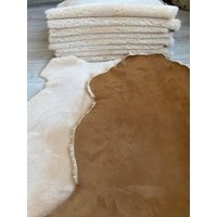 Beige Suede Back Shearling Sheepskin, Schaffellpolsterung, Kurze Wolle, 100x70 cm, Creme von NaturalSheepskinTR