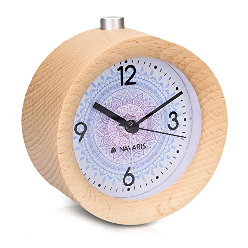 Navaris Analog Holz Wecker mit Snooze - Retro Uhr Rund mit Design Ziffernblatt Alarm Licht - Leise Tischuhr Ohne Ticken - Naturholz in Hellbraun von Navaris