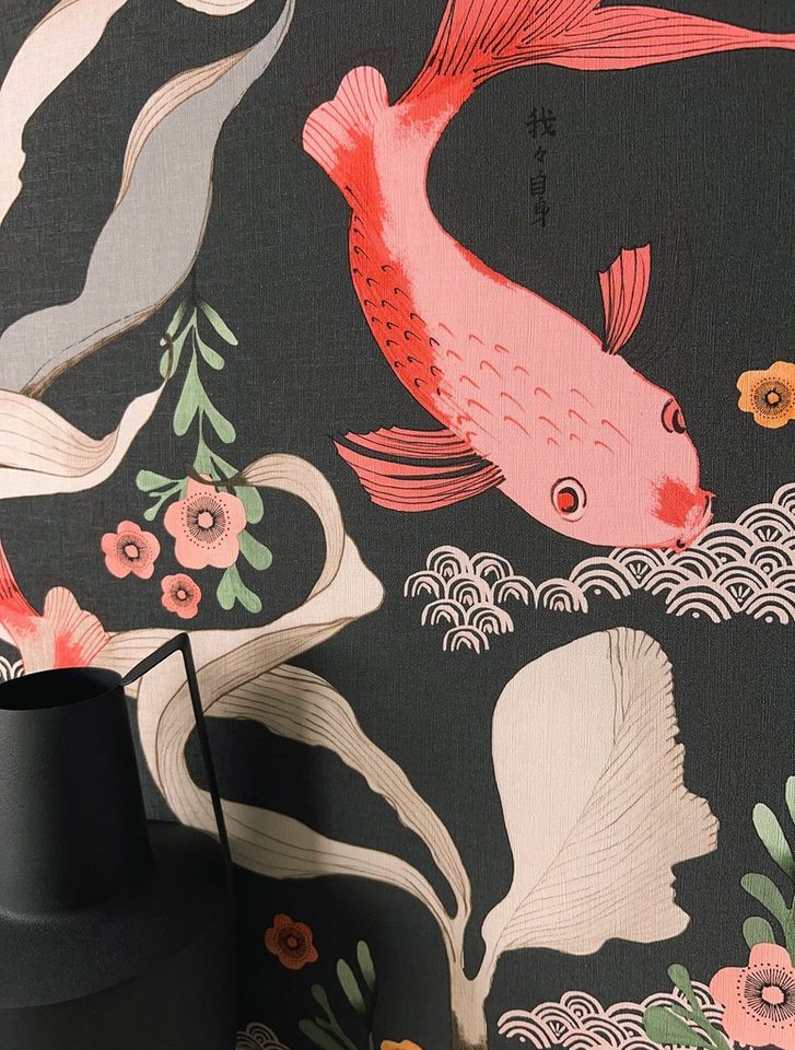 Newroom Vliestapete, Schwarz Tapete Asiatisch Fische - Mustertapete Fische Korallenrot Creme Exotisch Tiere Karpfen Asiatisch für Wohnzimmer Schlafzimmer Küche von Newroom