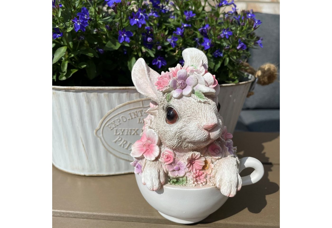 Online-Fuchs Gartenfigur süßer Hase mit Blumen verziert in Tasse, Maße des Tiers ca. 15 cm hoch und 11 x 10 cm breit, Kaninchen von Online-Fuchs