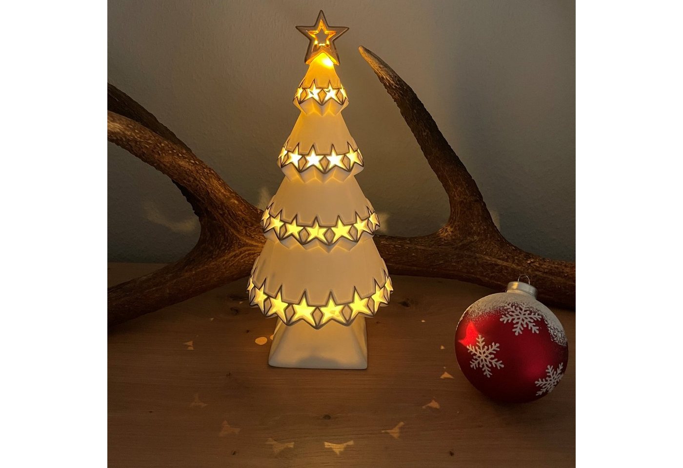 Online-Fuchs LED Dekoobjekt als Weihnachtsbaum aus Keramik mit LED Beleuchtung und Timer, LED fest integriert, warmweiß, Maße: 25x12x12 cm, ausgestanzte Sterne, die Gold umrandet sind von Online-Fuchs