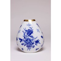 Porzellanvase Mit Kobalt Blauen Blumen Und Goldrand, Vintage Bavaria Porzellan Vase, Weiße Vase Blauen von PatinaVienna