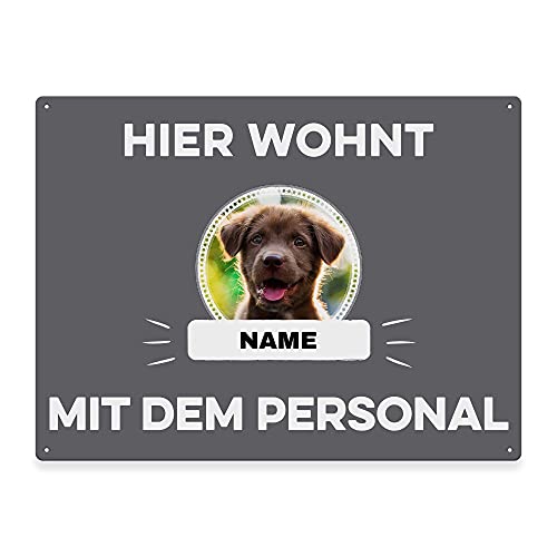Hunde Schild personalisiert - Hier wohnt mit Personal - Metallschild mit Foto und Name für außen, wetterfestes Türschild für Hundebesitzer - DIN A5-21 x 15 cm, EIN Tier, grau von PfotenSchild
