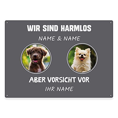 Hunde Schild personalisiert - Ich Bin harmlos, Aber Vorsicht vor - Metallschild mit Foto und Name für außen, wetterfestes Türschild für Hundebesitzer - ca. DIN A4-28 x 20 cm, Zwei Tiere, grau von PfotenSchild