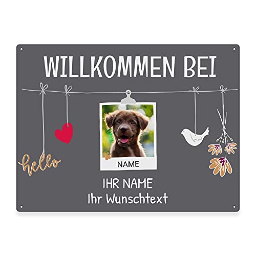 Hunde Schild personalisiert - Willkommen bei - Metallschild mit Foto und Name für außen, wetterfestes Türschild für Hundebesitzer - DIN A5-21 x 15 cm, ein Tier, grau von PfotenSchild
