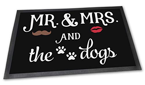 PfotenSchild Fußmatte mit lustigem Spruch - Mr & Mrs and The Dog - 75 x 50 cm - mehrere Hunde - Beste Geschenkidee für Familie mit Hunden von PfotenSchild