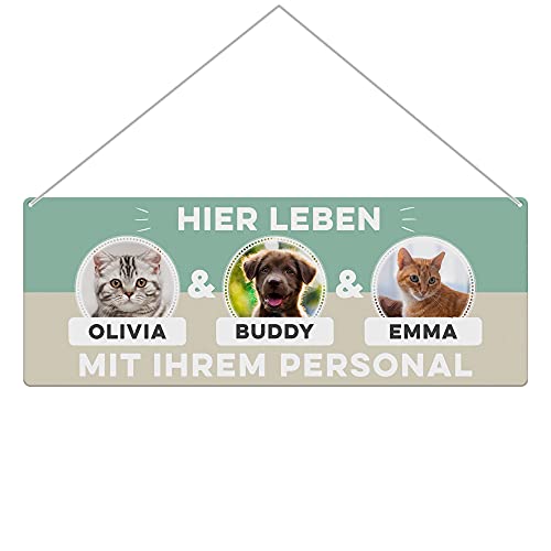 Tier Schild personalisiert - Hier Lebt X mit dem Personal - Metallschild mit Fotos und Namen für außen, wetterfestes Türschild für Hundebesitzer - Outdoor Querformat 24x9 cm, drei Tiere, Grün von PfotenSchild