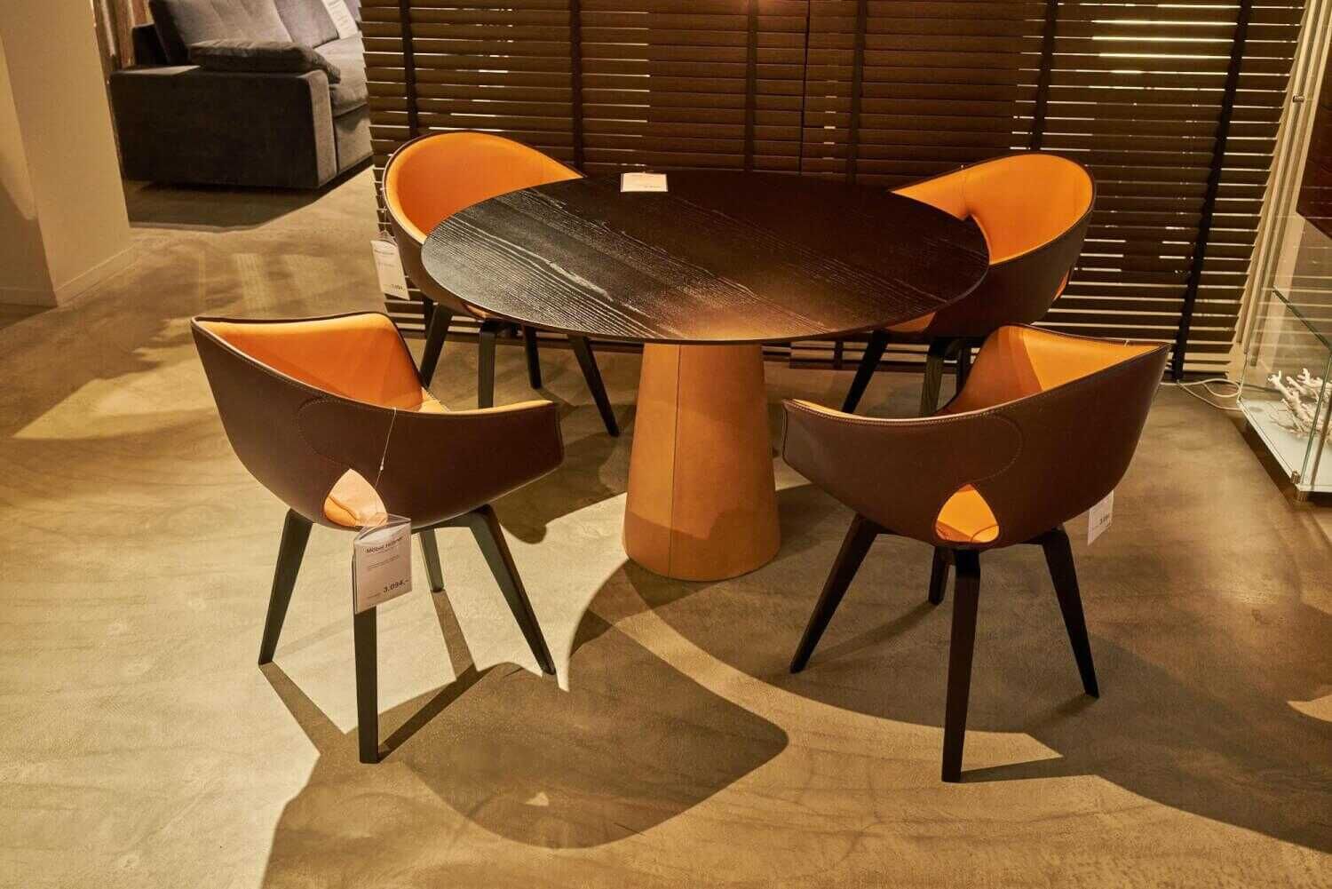 Tischgruppe Esstisch Mesa Due Esche Wengefarbig 4 Stühle Ginger Aussen Kernleder... von Poltrona Frau