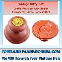 Vintage Kitty Cat Cookie Press Oder Wax Sealer/Embosser, 6 1/4 "Runder Terrakotta-Körper Mit Filigranem Messing-Abzeichen, Sitzende Katze von PortlandPandemonium