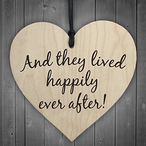 Red Ocean Holzschild zum Aufhängen mit der Aufschrift „They lived happily ever after“, ideal als Hochzeitsgeschenk von RED OCEAN