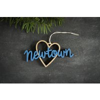 Newtown Herz Weihnachtsschmuck - Wähle Deine Farbe | Christbaumschmuck Einweihungsgeschenk Weihnachtsgeschenk Ct von ReadyGo