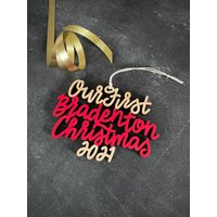 Wählen Sie Ihr Jahr, Phrase Und Farben Unser/Mein Erster Bradenton Weihnachtsschmuck | Christbaumkugel Einweihungsparty Geschenk Weihnachtsgeschenk von ReadyGo