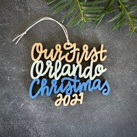 Wählen Sie Ihr Jahr, Phrase Und Farben | Unser/Mein Erster Orlando Weihnachtsschmuck Christbaumkugel Einweihungsparty Geschenk Weihnachtsgeschenk von ReadyGo