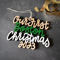 Wählen Sie Ihr Jahr, Phrase Und Farben | Unsere/Meine Erste Boston-Weihnachtsverzierung Christbaumkugel Einweihungsparty Geschenk Weihnachtsgeschenk von ReadyGo