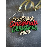 Wählen Sie Ihr Jahr, Phrase Und Farben | Unsere/Meine Erste Cincinnati Weihnachtsverzierung Christbaumkugel Einweihungsparty Geschenk von ReadyGo