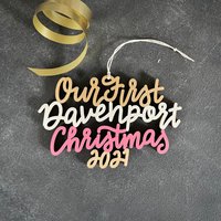 Wählen Sie Ihr Jahr, Phrase Und Farben | Unsere/Meine Erste Davenport Weihnachtsverzierung Christbaumkugel Einweihungsparty Geschenk von ReadyGo