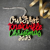 Wählen Sie Ihr Jahr, Phrase Und Farben | Unsere/Meine Erste Knoxville Weihnachtsverzierung Christbaumkugel Einweihungsparty Geschenk von ReadyGo