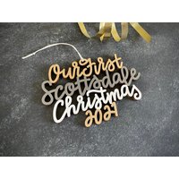 Wählen Sie Ihr Jahr, Phrase Und Farben | Unsere/Meine Erste Scottsdale Weihnachtsverzierung Christbaumkugel Einweihungsparty Geschenk von ReadyGo