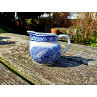 Vintage Blau-Weißes Transfergeschirr Midwinter Rural England Kleiner Cremefarbener Milchkrug von RelicVintageUK