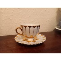 Zierliche Vintage Espressotasse Mit Unterteller in Form Einer Blume Gold Und Weiß von RelicVintageUK