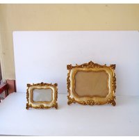 2 Rahmen in Vergoldetem Kunstharz, Vintage Made Italy, Die Große Ist 30cm Hoch 33cm Lang, Kleine 17 cm Und 20 Lang von RoyalVintageItalia