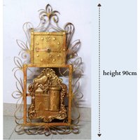 Vintage Wanduhr Aus Goldenem Schmiedeeisen Mit Messing ? Burg Höhe 90 cm 95 Breite 52 Gewicht Ca 15 Kg von RoyalVintageItalia