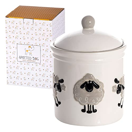 SPOTTED DOG GIFT COMPANY - Keramik-Vorratsdose mit Deckel - mit Schaf-Motiv - für die Küche - als Geschenk für Frauen - Weiß - 1,25 Liter - 19 x 13 cm von SPOTTED DOG GIFT COMPANY