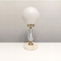 Mid-Century Gold Und Lucite Vintage Akzent Tisch Oder Beistelltisch Lampe Mit Weiß/Creme Stein Sockel Weißem Opal Globus von SRSantander