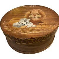 Vintage Große Runde Holzkiste Mit Dem Thema „Peace" Lamm & Löwe von SabrinklesFinds