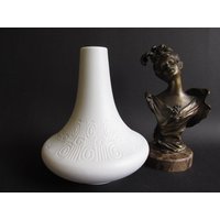 Bisquitvase Weiße Vase Bisquitporzellan, Germany Gerold Porzellan Bavaria 7290, Op Art, Bisquit-Porzellan, 60Er von ShabbRockRepublic