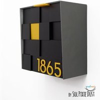 Briefkasten Mit 3D-Acrylgesicht, Aluminium-Metallic-Grau-Körper Und Gelben Zahlen, Modernes Design, Benutzerdefinierter Wandbriefkasten, Typ 1 von SolPixieDust