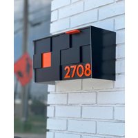 Briefkasten Mit 3D-Acrylgesicht, Schwarzem Aluminiumkörper Und Orangefarbener Nummer Modernes Design Benutzerdefinierter An Der Wand Befestigter von SolPixieDust