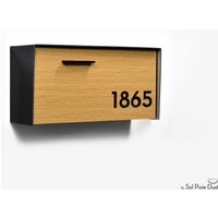 Briefkasten Mit Aluminium-Bambus-Front, Schwarzem Aluminiumgehäuse Und Schwarzen Acrylnummern, Individueller, Personalisierter Briefkasten, Moderne von SolPixieDust