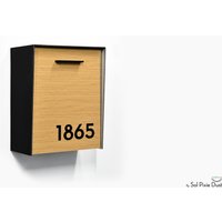 Briefkasten Mit Aluminium-Bambus-Gesicht, Schwarzem Aluminiumkörper, Schwarzen Acrylzahlen, Modernes Design, Individueller Wandbriefkasten von SolPixieDust