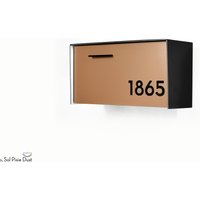 Briefkasten Mit Aluminium-Messing-Front, Schwarzem Aluminiumgehäuse Und Schwarzen Acrylnummern, Individueller, Personalisierter Briefkasten, Moderne von SolPixieDust