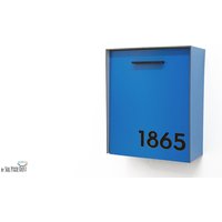 Briefkasten Mit Blauem Aluminiumgesicht Und -Körper Schwarzen Acrylnummern, Moderner Stil, Individueller Briefkasten, Wandmontierter Mailnest Typ 2 von SolPixieDust
