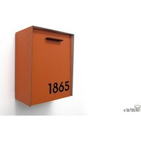 Briefkasten Mit Orangem Aluminiumgesicht Und Schwarzen Acrylzahlen, Modernes Design, Benutzerdefinierter Briefkasten, An Der Wand Montierter Mailnest von SolPixieDust