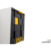 Mailbox Mit 3D-Acrylgesicht, Aluminiumbürsten-Silberkörper Und Gelber Nummer, Benutzerdefinierte Im Modernen Stil An Der Wand Befestigt, Typ 2 von SolPixieDust