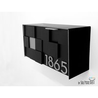 Mailbox Mit 3D-Acrylgesicht, Schwarzem Aluminiumkörper Und Grauen Zahlen, Benutzerdefinierte Für Die Wandmontage, Mailnest Typ 3 von SolPixieDust