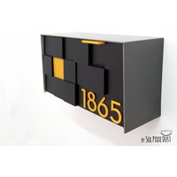Mailbox Mit 3D-Schwarz-Acryl-Gesicht, Aluminium-Metallic-Grau-Körper Und Gelben Zahlen, Modernes Design Benutzerdefinierte Wall Mounted Typ 3 von SolPixieDust