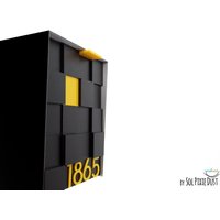 Mailbox Mit 3D-Schwarz-Acryl-Gesicht, Schwarzem Aluminiumkörper Und Gelben Zahlen, Modernes Design, Benutzerdefinierte Mailbox, An Der Wand von SolPixieDust