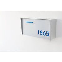 Briefkasten Mit Gebürsteter Aluminiumoberfläche Und -Körper Blauen Acrylnummern, Individueller Im Modernen Stil, Wandmontierter Briefkasten von SolPixieDust