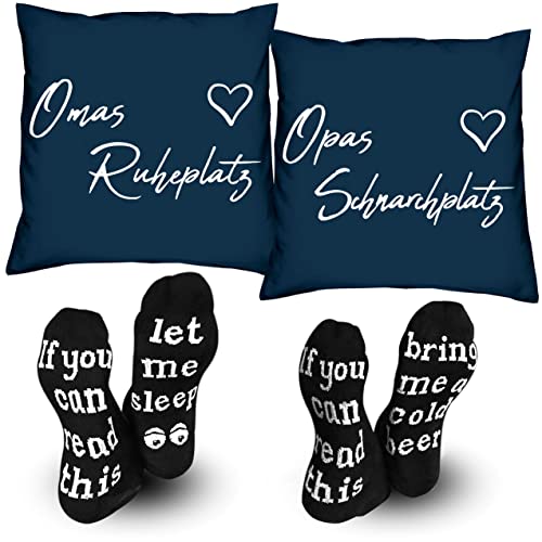 Soreso Design Geschenk-Idee für Oma & Opa zu Weihnachten 2er Kissen Set dazu 2 Paar Socken im Geschenke-Set - Omas Ruheplatz | Opas Schnarchplatz für Omas und Opas Schnarchecke von Soreso Design