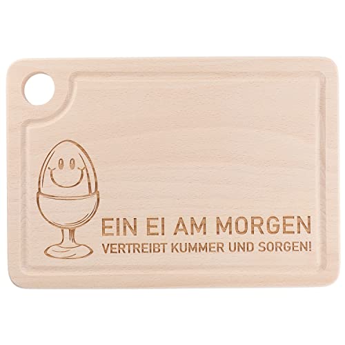 Spruchreif · Schneidebrett aus Holz · Schneidebrett mit witziger Gravur und Griffloch · Schneidebrett mit Eierhalter · Frühstücksbrett · "Ein Ei am Morgen vertreibt Kummer…" von Spruchreif