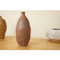 Vase. Rotbraune Ikebana/Knospe Handgemachte Scheibe Studiokeramik. G1278 Stevakeramik von StevaCeramics
