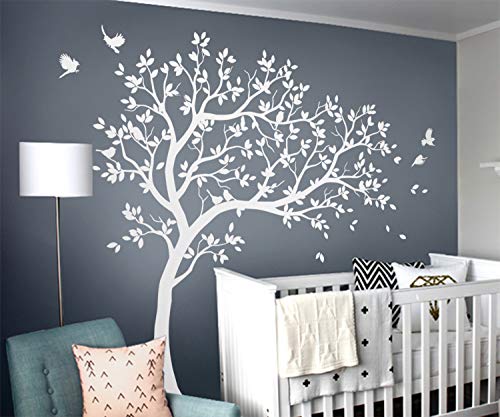 Weißer Baum Wandtattoo Kinderzimmer Baum mit Vögeln Weiß Wandaufkleber KW032R von Studio Quee