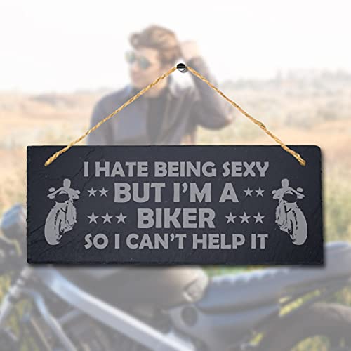 Stukk Schild mit Aufschrift „Riding Motorbike Life Behind Bars I Hate Being Sexy But I'm Old Biker“ (in englischer Sprache), Stein Jute, Natürliche Gravierte Schiefer-Steintafel, 30x12cm (Large) von Stukk